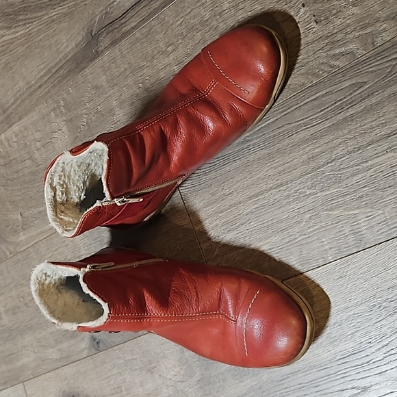 2/$20- Cloud Leather Red Brick Ankle Boots - Sz 9 - Picture 1 of 6